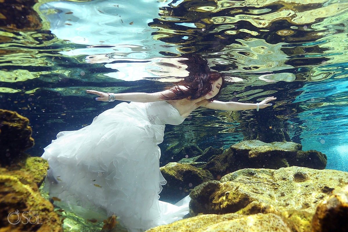Trash the dress underwater Riviera Maya Mexico Del Sol Photography