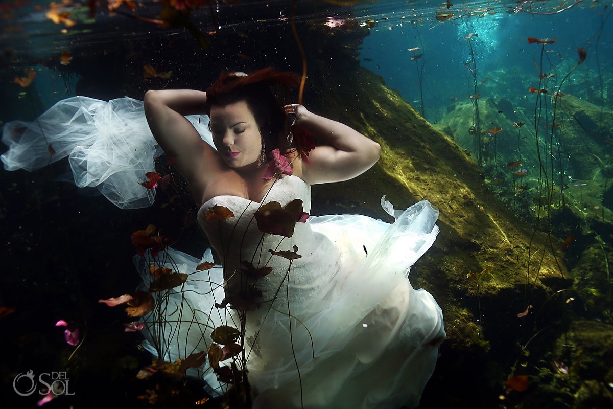 underwater fantasy garden bridal portrait trash the dress mexico underwater photography