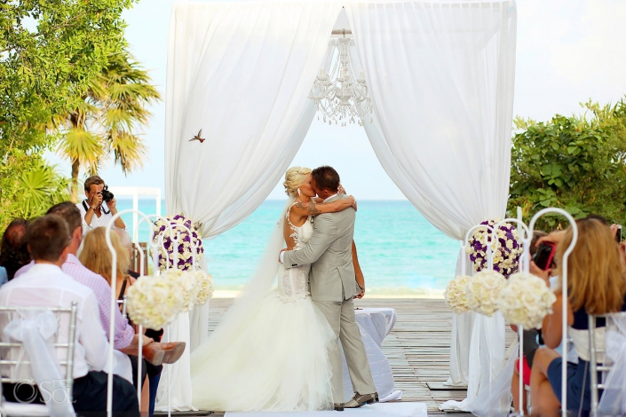 amazing decisive moment buff-bellied hummingbird flies through first kiss gabi bridge Paradisus Playa del Carmen