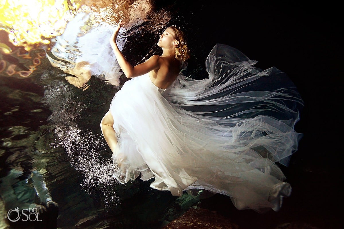 What to wear -Trash the Dress tips - The perfect underwater photo #Aworldofitsown