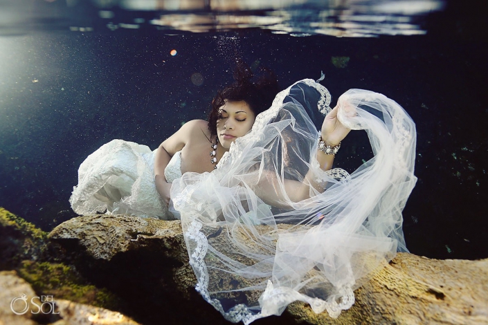 underwater bride veil cenote trash the dress