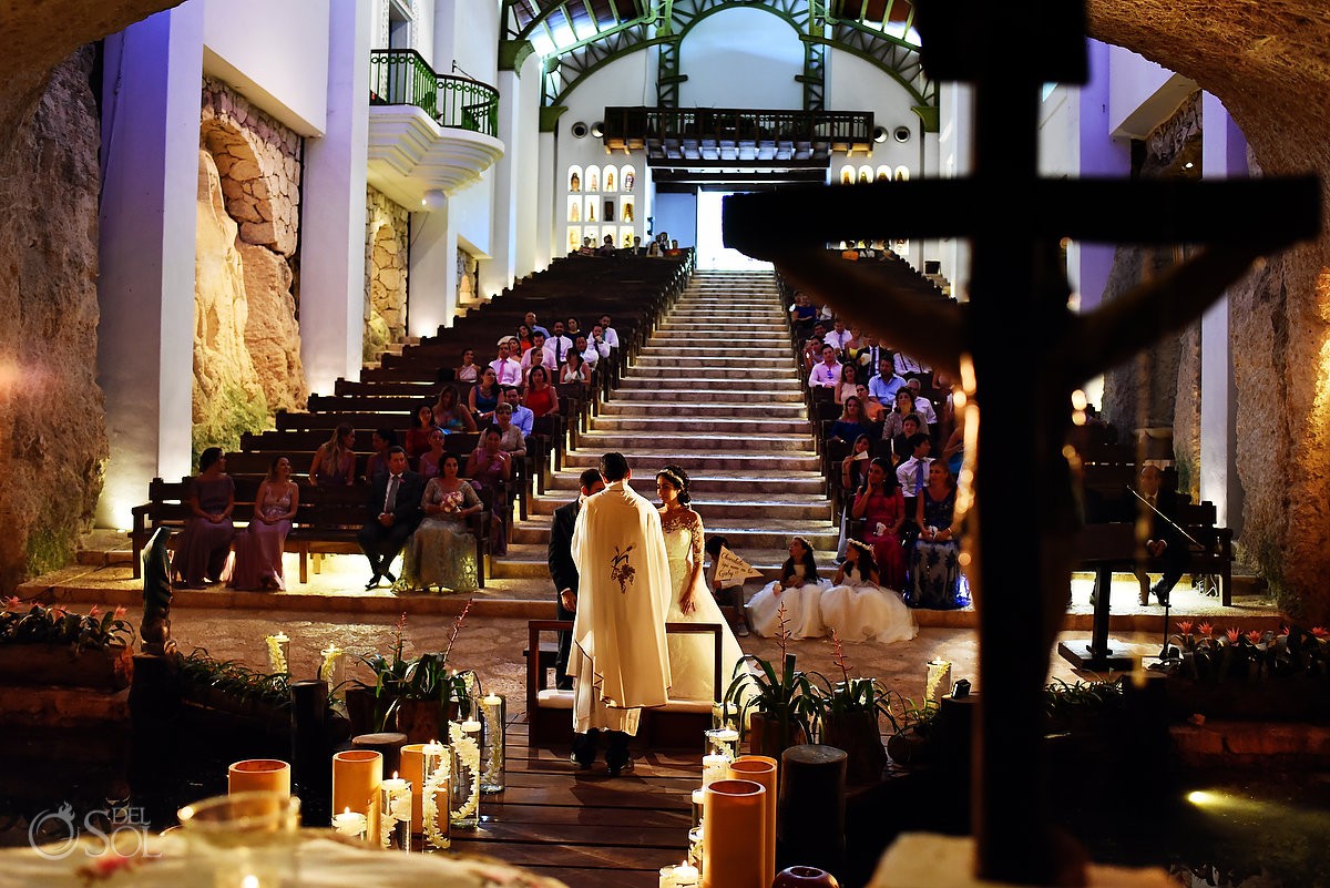 Misa religiosa boda de destino novia y novio en el altar Xcaret Riviera Maya, Mexico