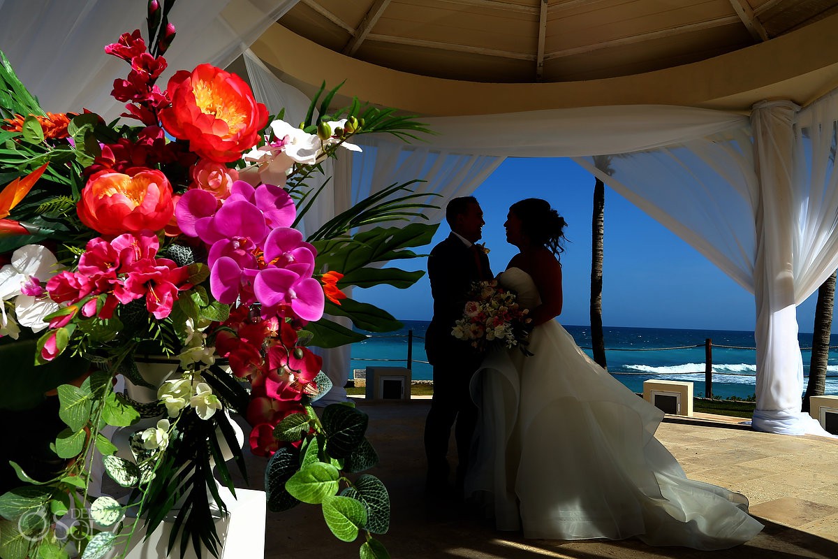 Bride and groom wedding Hyatt Ziva Cancun Mexico del sol photography