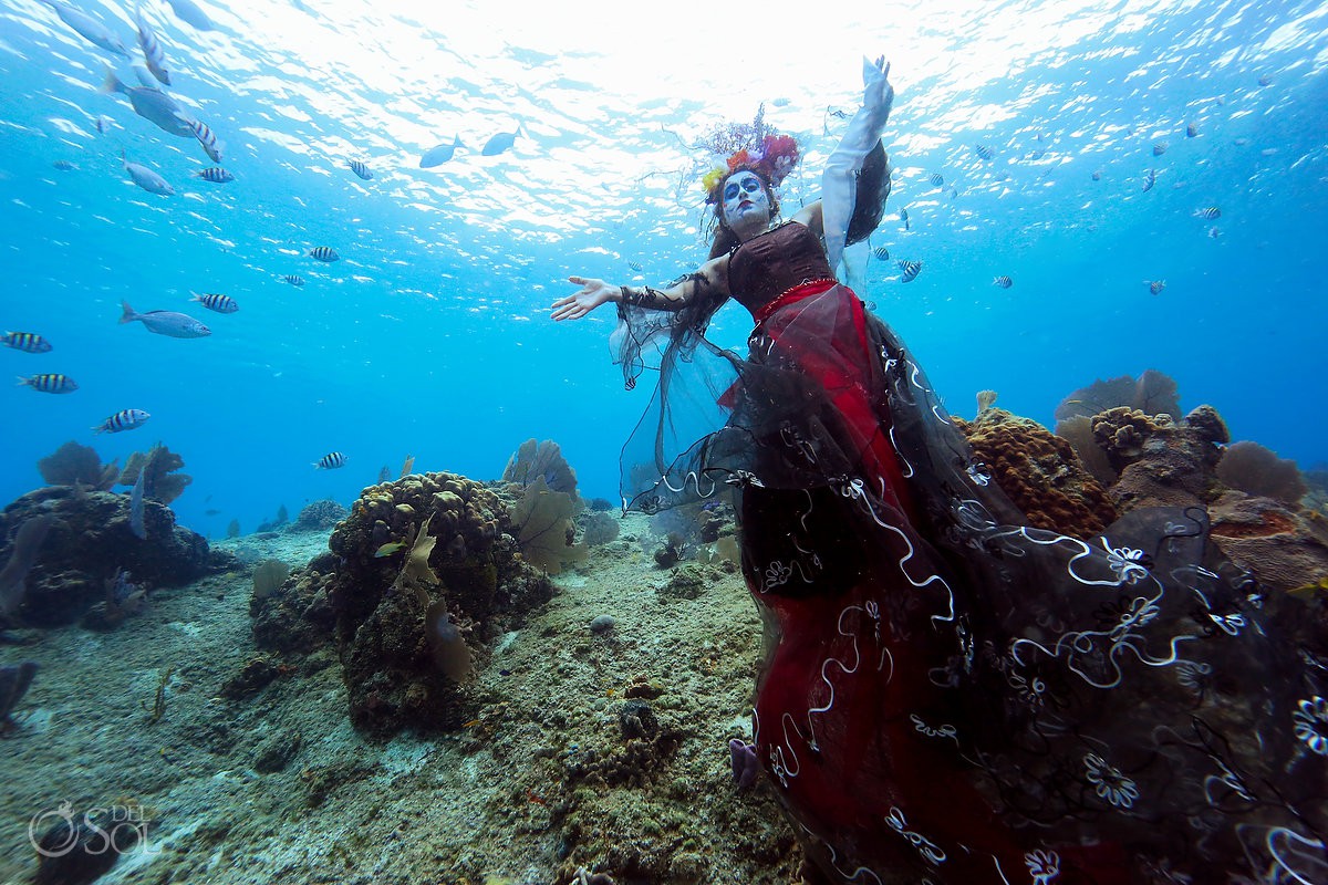 Free diver Frida Lemus underwater photography Day of the Dead Catrina reefs conservation Cozumel