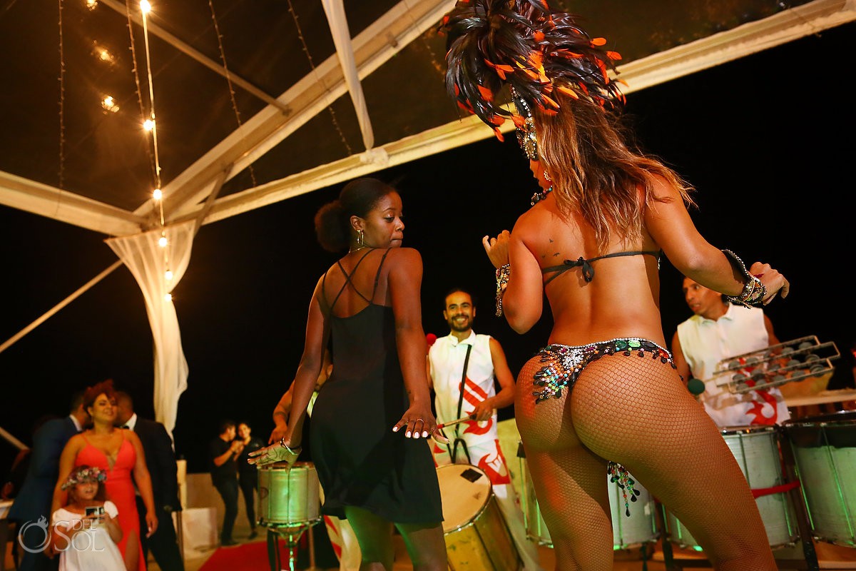 Fun reception ideas Brazilian carnival dancer Kay Club Bahia Petempich Cancun Mexico