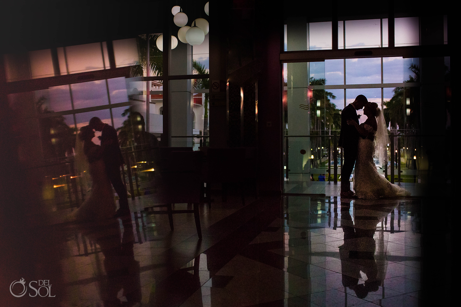Just Married couple photoshoot silhouette and reflection Riu palace mexico Wedding photographer
