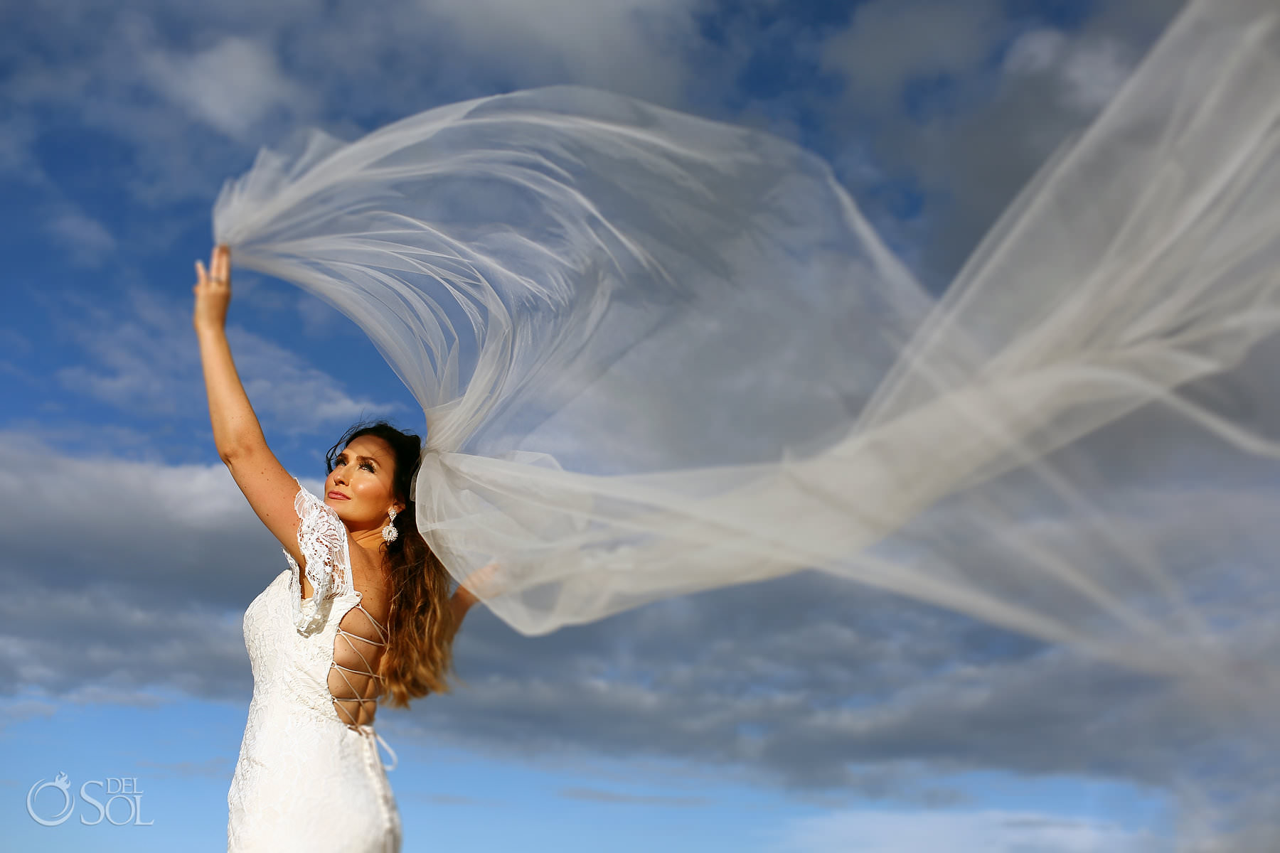 amazing bridal portrait long wedding veil Hotel Xcaret photographer