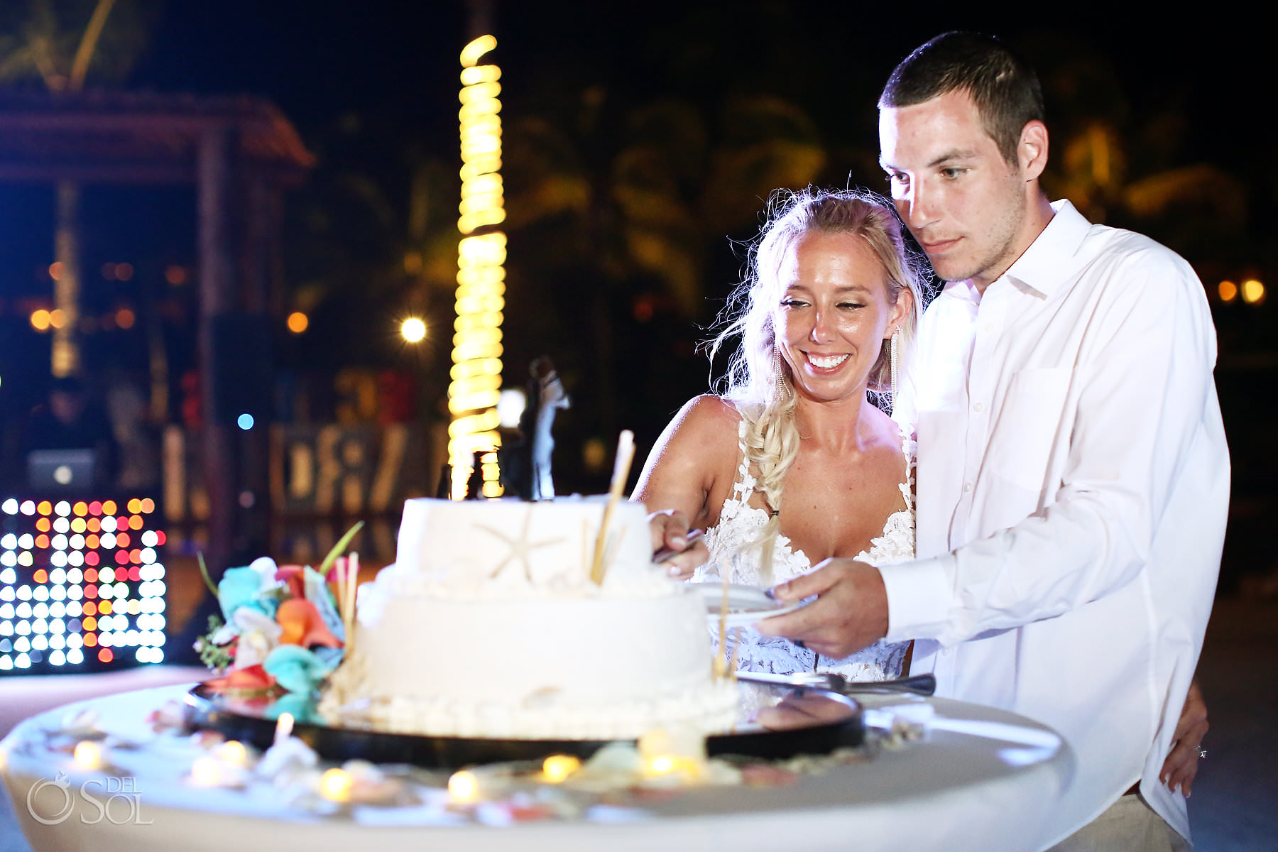 wedding cake cutting