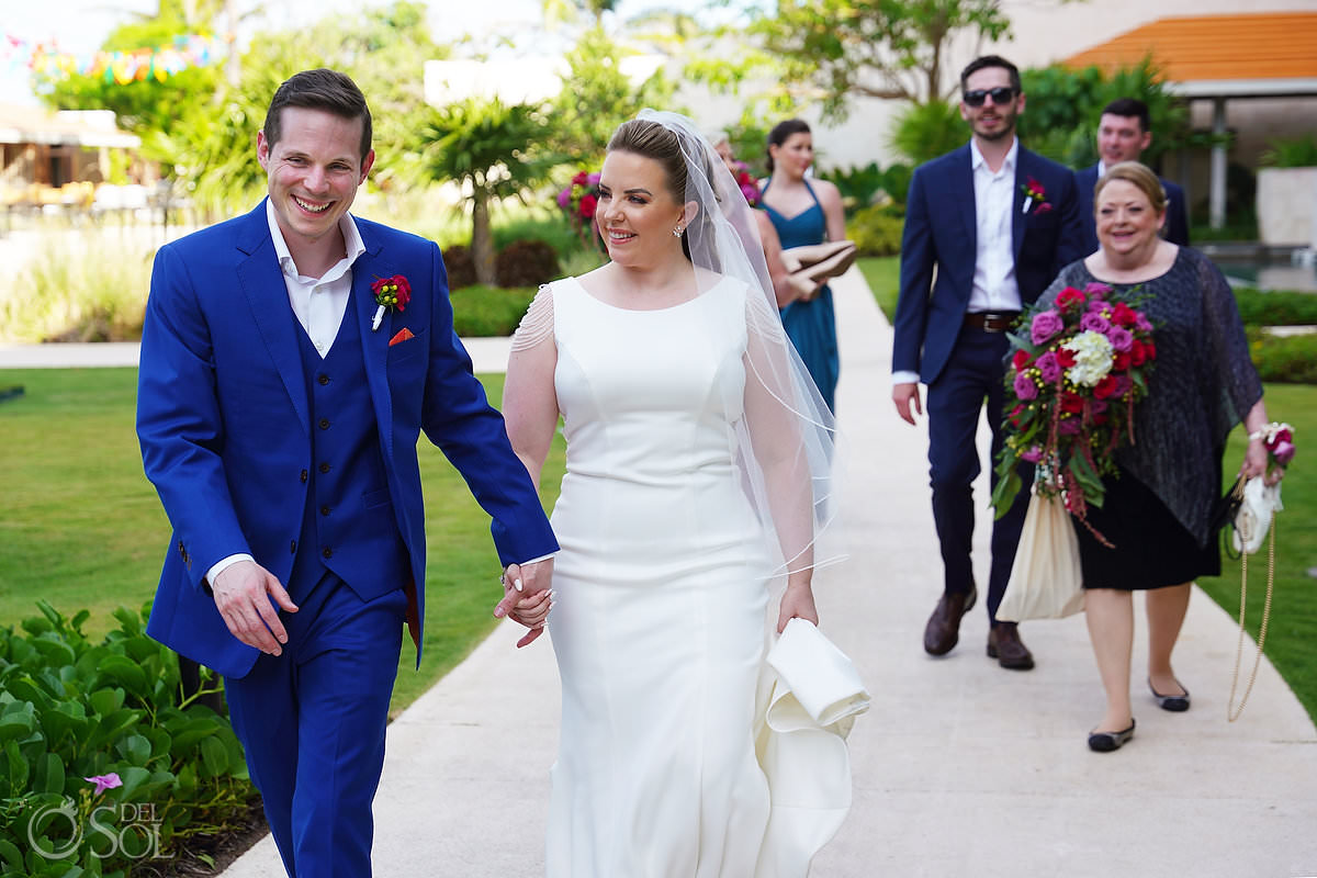 Bride and groom walking to Unico Riviera Maya Wedding