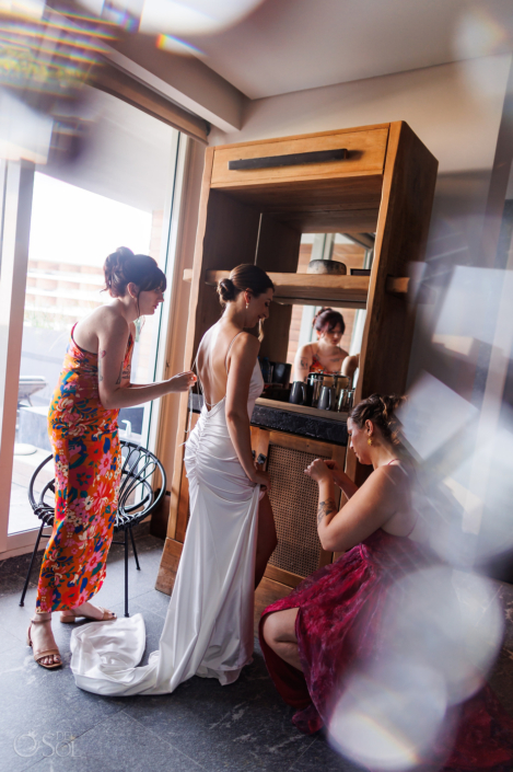 bride and bridesmaids getting ready