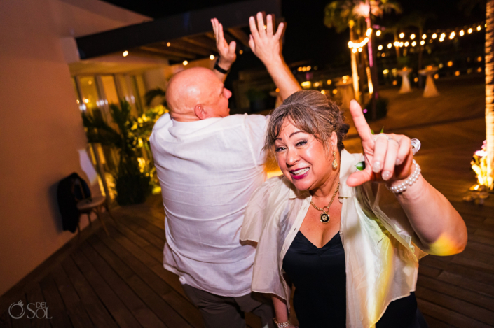 snapshot of parents at wedding playa del carmen photographer